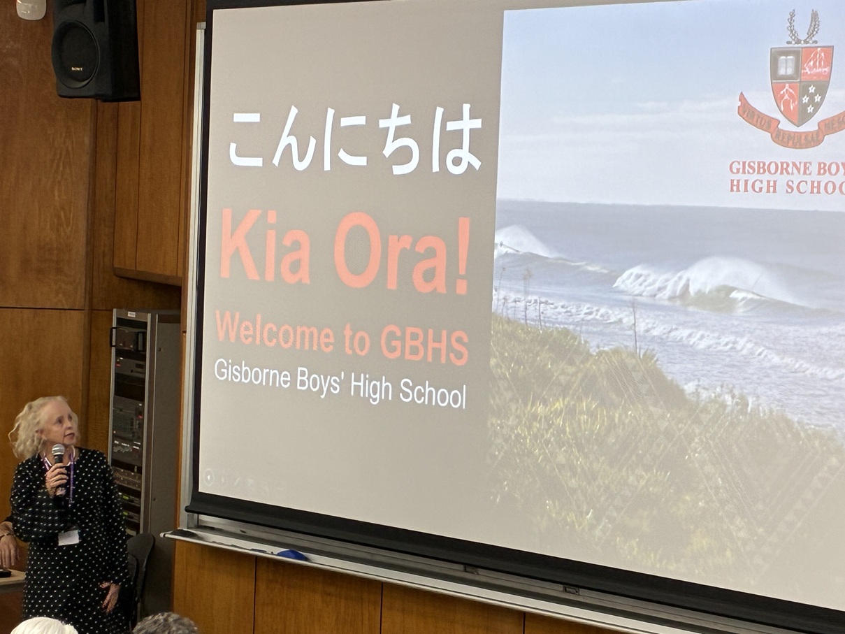 海外の学校での説明会・国際交流の様子