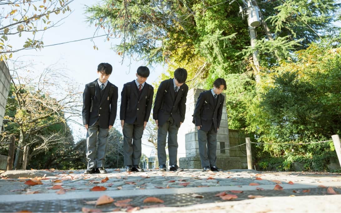 登校時の様子(本堂に向かって一礼)